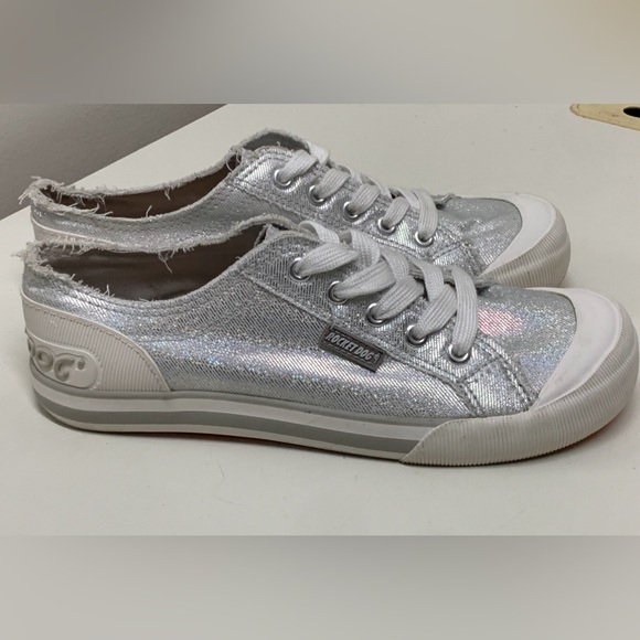 Women's 7.5 Rocket Dog Sparkly Metallic Silver Rubber Toe Lace Up Sneakers - Picture 15 of 16